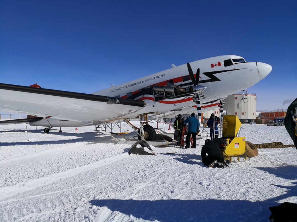 Photo du premier avion arrivé à Concordia